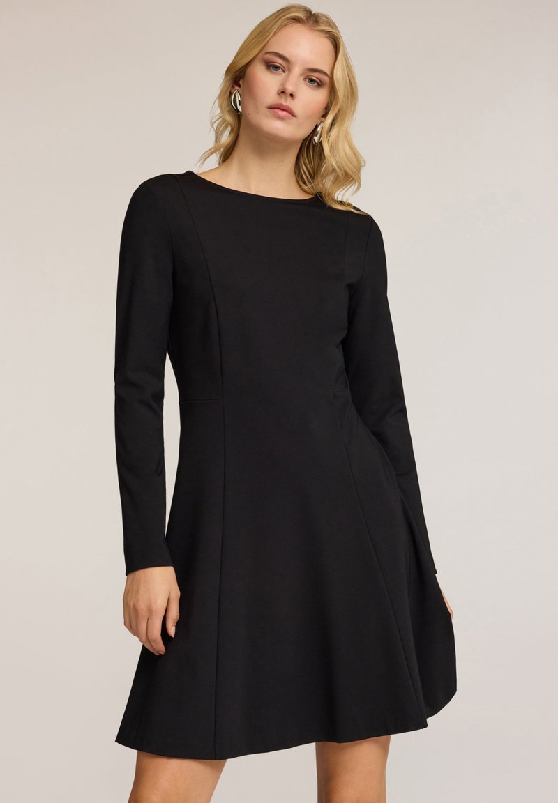 Schwarzes langärmeliges Kleid mit rundem Ausschnitt, ausgestelltem Rock und nahtlosem Design, gefertigt aus glattem Stoff ohne sichtbare Muster oder Akzente.