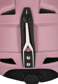 Rosa Helm mit schwarzem und weißem verstellbarem Verschluss, Belüftungsschlitzen und Textangaben zur Größe (54-56) sowie Sicherheitszertifizierung.