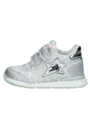 Sneaker grigio chiaro con cinturini in velcro, motivo leopardato, accentuazione a stella argentata metallica e tacco argento lucido. Tessuto testurizzato e suola bianca.