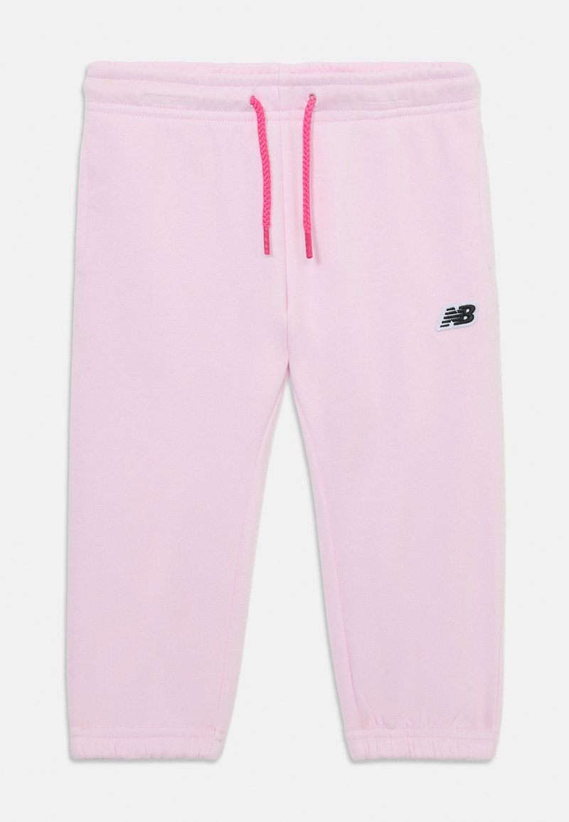 Pantalons de jogging rose clair en tissu doux, avec une taille élastique et des cordons de serrage roses, ainsi qu'un petit logo New Balance noir.