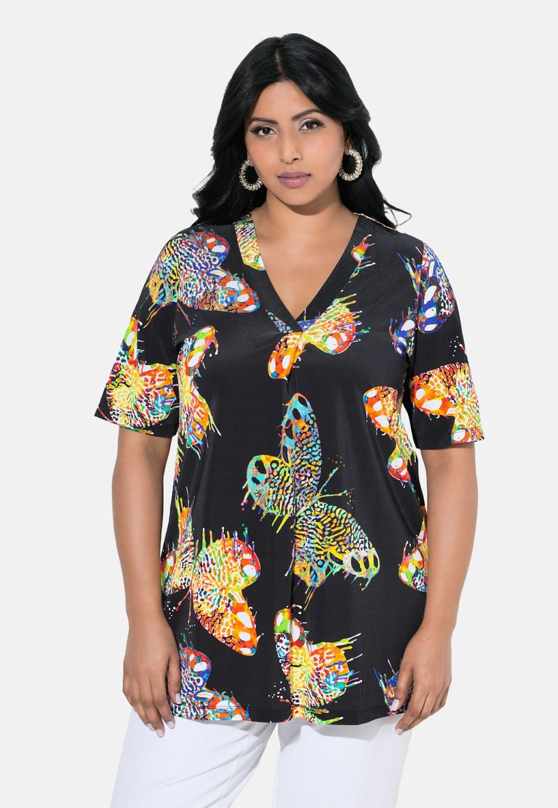 Blouse noire à col en V avec un imprimé de papillons colorés dans différentes teintes, manches courtes, et coupe décontractée pour le confort.