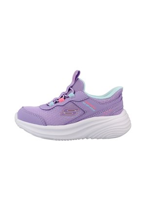 Zapatilla deportiva morada con detalles en azul pastel y rosa, suela blanca gruesa y parte superior de tela de malla, vista desde un lado.