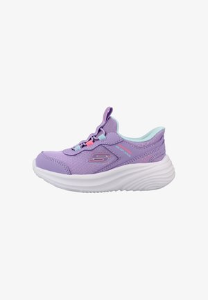 Zapatilla deportiva morada con detalles en azul pastel y rosa, suela blanca gruesa y parte superior de tela de malla, vista desde un lado.