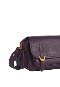 Borsa a tracolla in pelle viola con finitura testurizzata, dettagli in metallo dorato, patta pieghevole e tracolla regolabile.