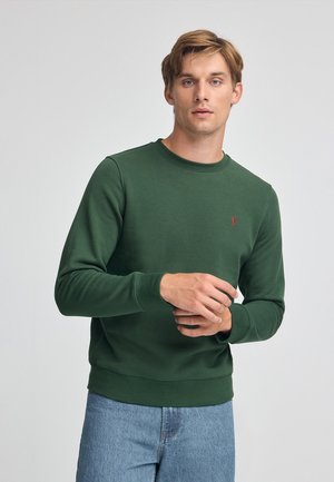 Groene katoenen sweatshirt met een ronde hals en geribbelde manchetten. Heeft een klein rood logo op de linkerkant van de borst en een relaxte pasvorm.