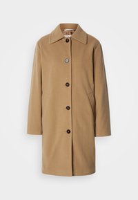 Manteau mi-long de couleur camel avec un large col, quatre boutons foncés sur le devant et des poches latérales sur fond blanc.