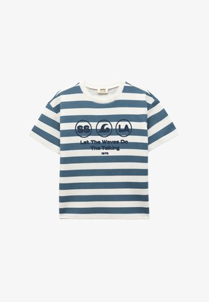 Blå og hvid stribet kortærmet t-shirt med rund hals, der pryder teksten: "Lad bølgerne tale for sig selv 1975" i mørkeblå.