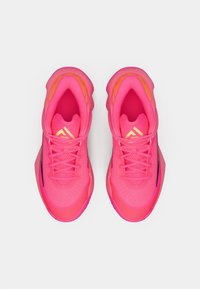 Jasnoróżowe buty sportowe z siateczkową cholewką, sznurówkami, pomarańczowymi i żółtymi akcentami oraz zakrzywioną podeszwą. Podeszwa z gumy antypoślizgowej.