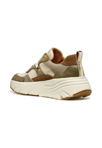 El zapato presenta una combinación de cuero beige claro y gamuza verde olivo, suela blanca gruesa, acentos marrones y detalles texturizados en la parte superior.