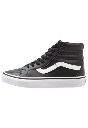 Sort højtop-sneaker med hvid side-stribe, sorte snørebånd, polstret ankelkrave og hvid gummisål med sort kant.