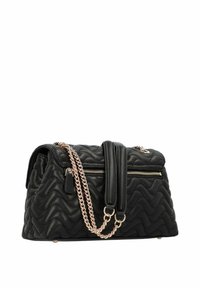 Bolso de mano acolchado negro con una forma estructurada, que presenta un bolsillo con cremallera en la parte delantera, acentos de cuero suave y una correa de cadena en oro rosado.