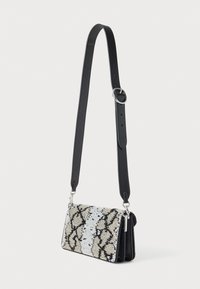 Czarna skórzana torebka na ramię z wzorem węża w odcieniach niebieskiego i beżu, wyposażona w odpinany pasek i srebrne elementy ozdobne.