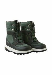 Botas de invierno verdes y negras con parte superior texturizada, suela de goma, diseño con cordones y punta reforzada. Presentan un logotipo destacado y un patrón de tracción.