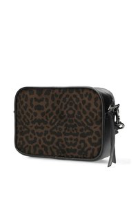 Borsa a tracolla rettangolare con lati in pelle nera e parte frontale in tessuto leopardato marrone scuro, dotata di cerniera e hardware per tracolla removibile.
