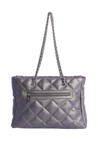 Bolso tote gris acolchado hecho de material liso, con un bolsillo frontal con cremallera y correas de cadena plateada.