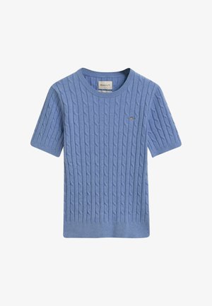 Pull en tricot bleu à manches courtes avec un motif en cable, encolure ronde et logo de la marque sur la poitrine. Texture lisse et coupe décontractée.