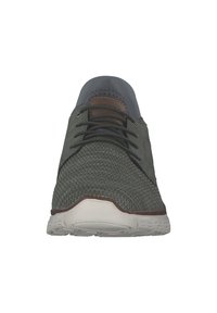 Baskets de sport pour hommes avec une tige en mesh gris, des accents synthétiques marron, des lacets noirs et une semelle en caoutchouc texturée blanche.