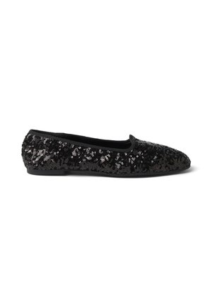 Zapato plano negro cubierto de lentejuelas brillantes con puntera redondeada y suela de perfil bajo, mostrado de lado sobre un fondo blanco.