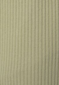 Faltenstrukturierter, gerippter Stoff in einem hellen Grün, mit schmalen vertikalen Streifen. Die Textur wirkt weich und leicht flauschig.