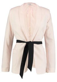Różowy marynarka w kolorze bladoróżowym z kołnierzem szalowym, czarnym paskiem w talii i dwoma przednimi kieszeniami. Gładki materiał, dopasowany krój, otwarty przód.