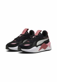 Zapatillas deportivas en negro y rosa con parte superior de malla, cuello acolchado y suela de goma texturizada. Presentan un acento blanco y detalles del logotipo.