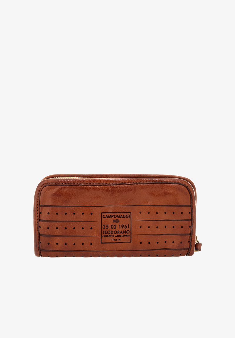 Portafoglio in pelle marrone con chiusura a zip, caratterizzato da una superficie testurizzata, un design perforato e una patch con logo sulla parte anteriore.