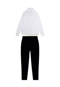 Chaqueta blanca con cremallera y cuello alto, combinada con pantalones deportivos negros. Ambas prendas presentan una textura suave y un diseño sencillo.