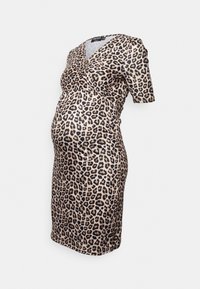 Robe de maternité à manches courtes, longueur genou, imprimé léopard beige et noir avec un décolleté en V sur fond blanc.