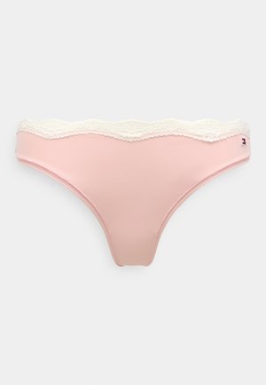 Jasnoróżowe damskie majtki bikini z białą koronką na brzegu i małym prostokątnym logo po prawej stronie pasa.