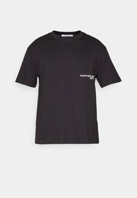 T-shirt nera in cotone con maniche corte, scollo rotondo e logo bianco sul lato anteriore sinistro. Design semplice e vestibilità comoda.