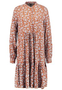 Abito camicia a maniche lunghe arancione con motivo floreale bianco, dotato di un davanti con bottoni, vita arricciata e orlo a strati.