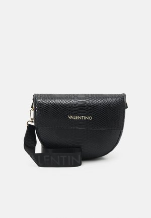 Czarna torba Valentino na ramię z teksturowanym wzorem, złotym logo na przodzie i szerokim, czarnym, regulowanym paskiem z subtelnym brandingiem.