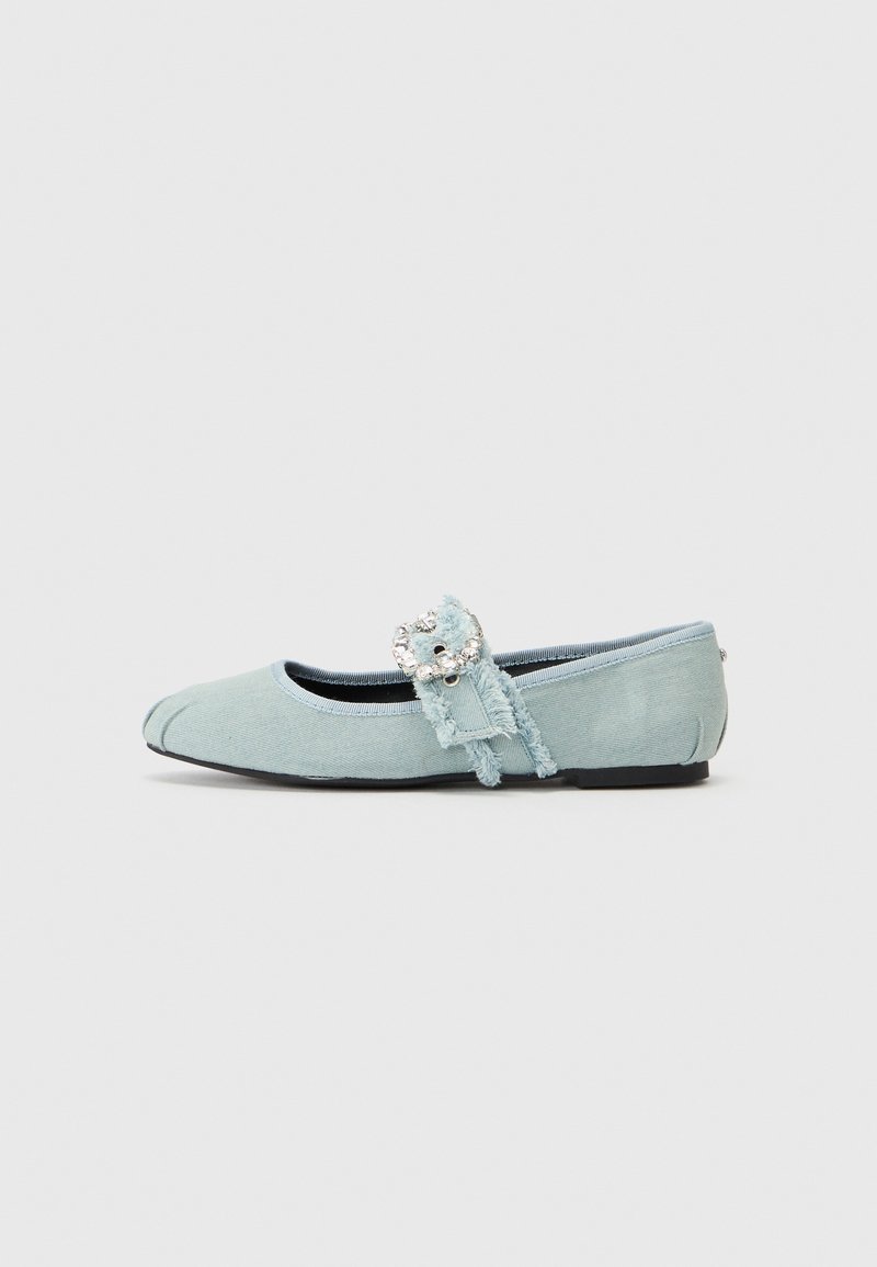 Sapatos planos azul claros com uma textura suave de camurça, bico redondo e uma fivela decorativa com detalhes transparentes na tira.