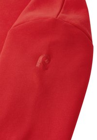 Czerwona bluza z gładką teksturą, zaokrąglonymi ramionami i subtelnym, wyszywanym logotypem w dopasowanym czerwonym kolorze na rękawie.