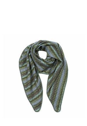 Wollgestrickter Schal mit Zickzackstreifen in Grün-, Blau- und Brauntönen, locker zu einer Schlaufe auf weißem Hintergrund gelegt.