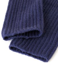 Navy pruhovaný pletený šátek vyrobený z měkké vlny, s texturovaným povrchem a zaoblenými okraji, měří přibližně 150 cm na délku.