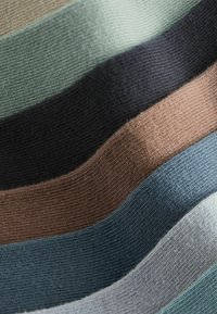 Tessuto a maglia con ampie strisce orizzontali in tonalità di verde, nero, marrone e blu chiaro, che mostra una finitura morbida e testurizzata.