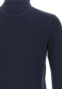 Maglione a maglia testurizzata di colore blu navy con colletto alto a coste, che mostra la parte superiore della schiena e delle spalle.