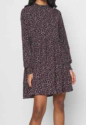 Schwarzes Kleid mit floralem Muster, langen Ärmeln, geraffter Taille und hohem Kragen. Texturiertes Material mit mehrfarbigen Blumenakzenten.