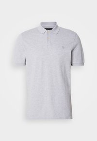 Polo gris clair à manches courtes avec col, deux boutons et un petit logo brodé sur la poitrine gauche.