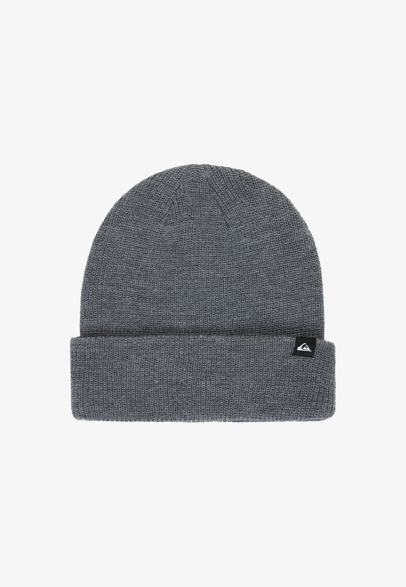 Beanie gris tricoté avec un revers plié et une petite étiquette noire portant un logo de vague blanche sur le poignet.