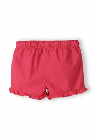 Pantaloni corti rossi con vita elastica e orli arruffati, posati piatti su uno sfondo bianco.