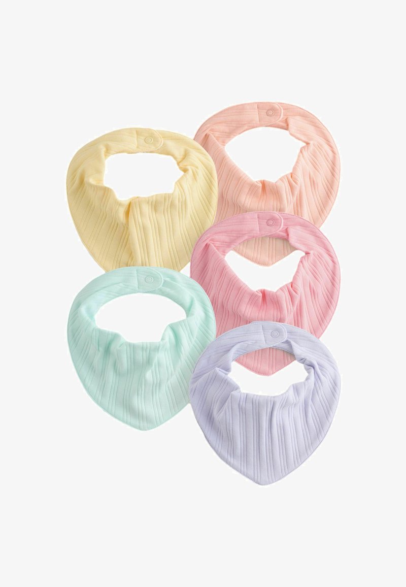Cinq bavoirs en tissu côtelé doux pour bébé, en jaune pastel, pêche, rose, vert menthe et lavande, avec fermeture à boutons-pression.
