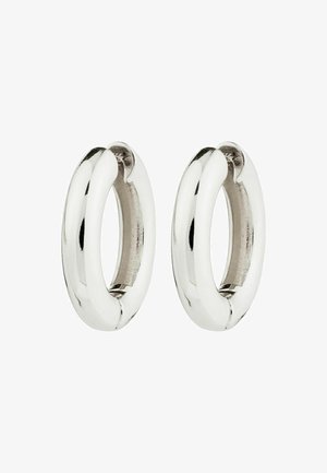 Silberne Creolen mit einer glatten, polierten Oberfläche, die ein abgerundetes Design aufweisen und in der Mitte leicht geöffnet sind, um ein einfaches Tragen zu ermöglichen.