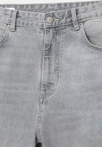 Jean en denim gris clair avec poches avant, passants de ceinture et fermeture par bouton métallique à la taille.