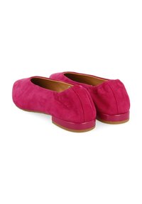 Bailarinas de ante rosa con punta redondeada, parte trasera elástica y suela plana. El tacón presenta un detalle en brillo rosa.