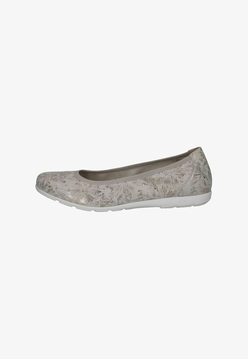 Bailarina en beige claro con un estampado floral, detalles metálicos, puntera redondeada y suela de goma blanca. Textura suave en toda la superficie.
