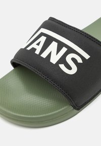 Vans LA COSTA SLIDE ON UNISEX - Iešļūcenes - black/olivine