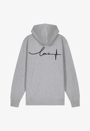 Grijze capuchontrui met een zachte textuur. Heeft een zwart script met "liefde" en een grafische lijn van een hartslag op de achterkant. Standaard pasvorm.