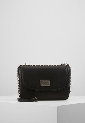 Schwarze Leder-Umhängetasche mit Kettenriemen und metallener DKNY-Logo-Plakette auf der Vorderseite, dargestellt auf einer weißen Fläche vor neutralem Hintergrund.